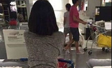 VIRAL. O femeie a intrat pe jumătate goală într-un magazin Ikea. Ce a făcut când își căuta mobila