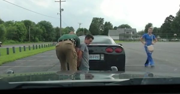 Doi agenţi au oprit în trafic un Corvette. L-au tras jos pe şofer, l-au arestat, ce a urmat e ŞOC!