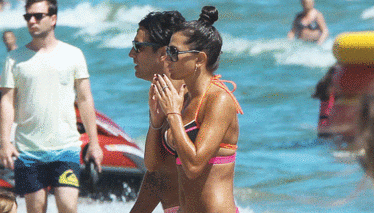 Elena Băsescu, în costum de baie pe plajă. Toţi au întors capul după ea!