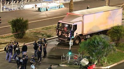 Francezii, apeluri disperate pe reţelele de socializare: "Sună-mă! Îmi tremură mâinile de frică"