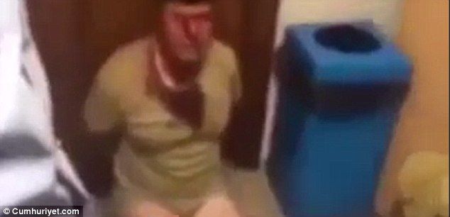 Însângeraţi, încătuşaţi, dezbrăcaţi şi umiliţi. Cum sunt torturaţi participanţii la puci, în Turcia