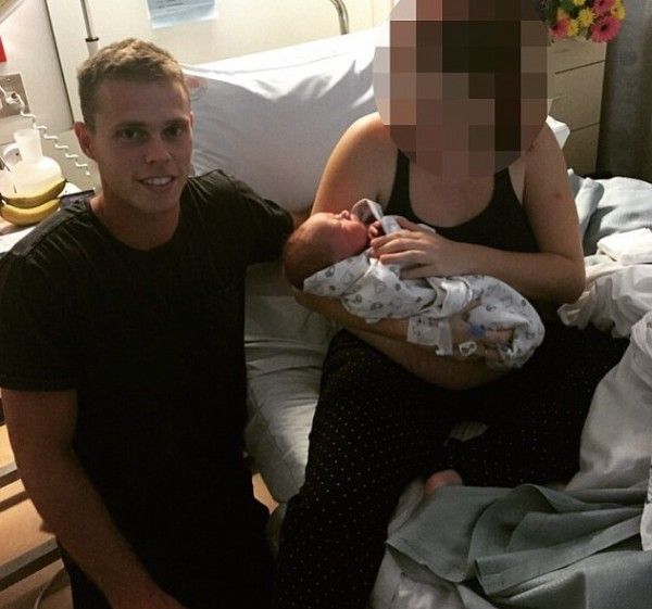 Caz INCREDIBIL, dar real. A devenit tată şi bunic în acelaşi timp. Fata are doar 17 ani