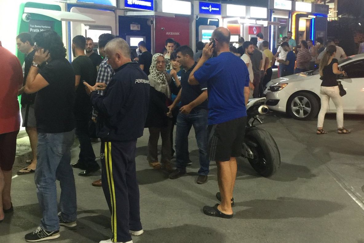 Cozi uriașe la bancomate în plină noapte în Turcia. Oamenii sunt disperați să nu piardă tot
