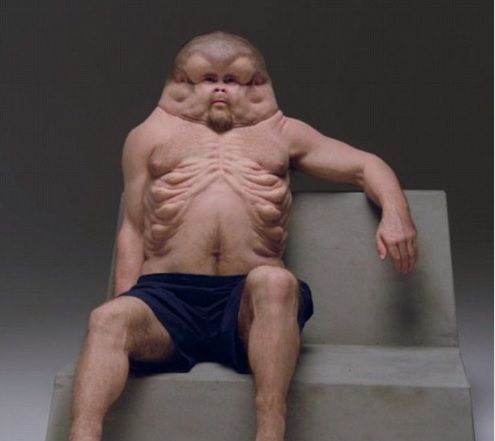 Au văzut această creatură la volanul unei mașini. Cum a ajuns să arate aşa şi ce este, de fapt