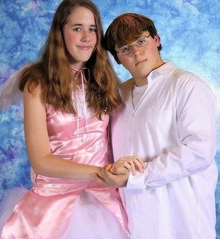 Au terminat clasa a XII-a şi, înainte de BAC, au mers la balul de absolvire. Cele mai hidoase rochii