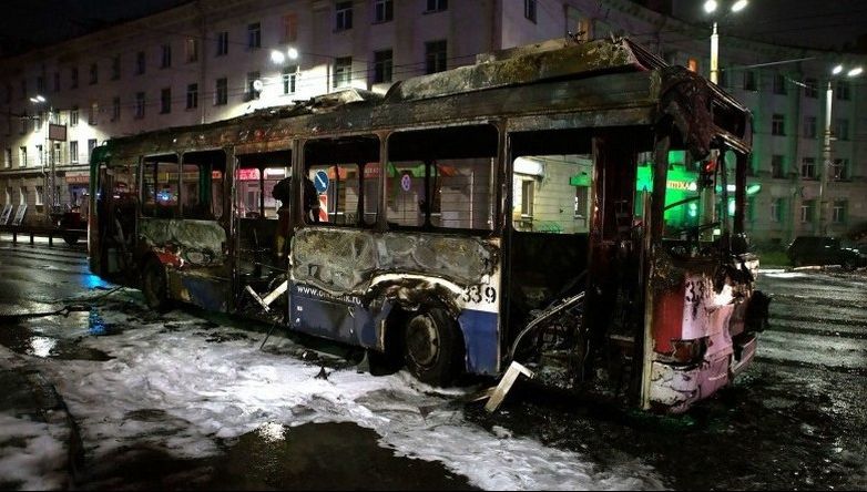 Un troleibuz a ars ca o torță după ce a fost lovit de un fulger