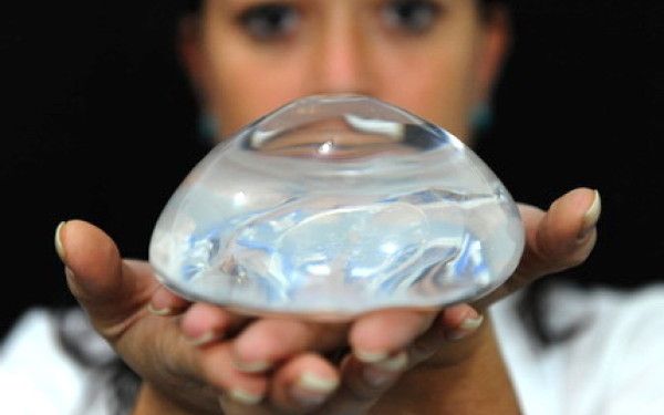 A vrut să aibă sâni gigantici. Acum regretă! Cum arată femeia cu cel mai mare bust din showbiz