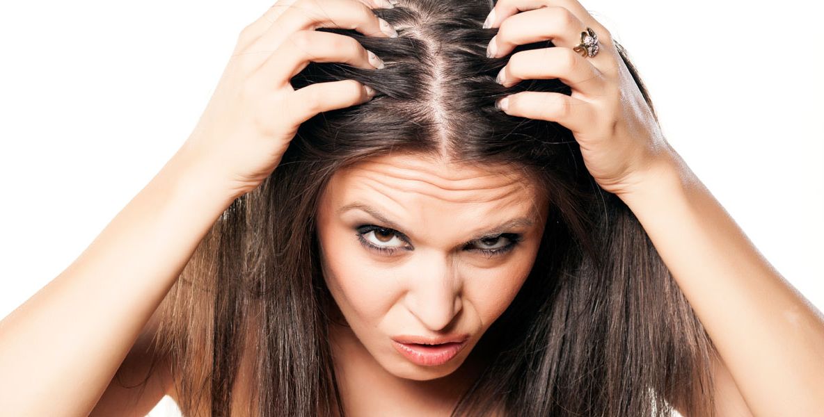 A renunţat să se mai spele cu şampon pe cap. Cum arată părul ei după un an de zile 