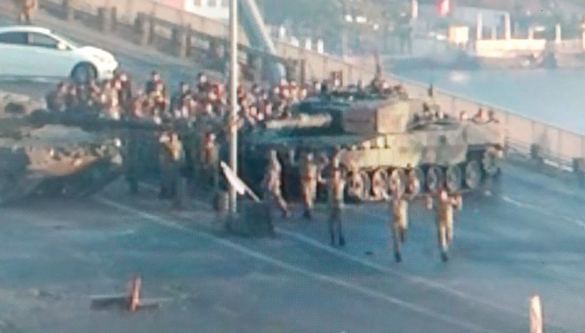 Final de lovitură de stat în Turcia. Soldații SE PREDAU cu mâinile sus 