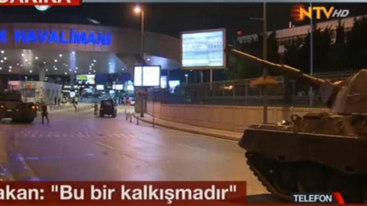 Imagini dramatice: Tancuri la Istanbul, avioane deasupra Ankarei