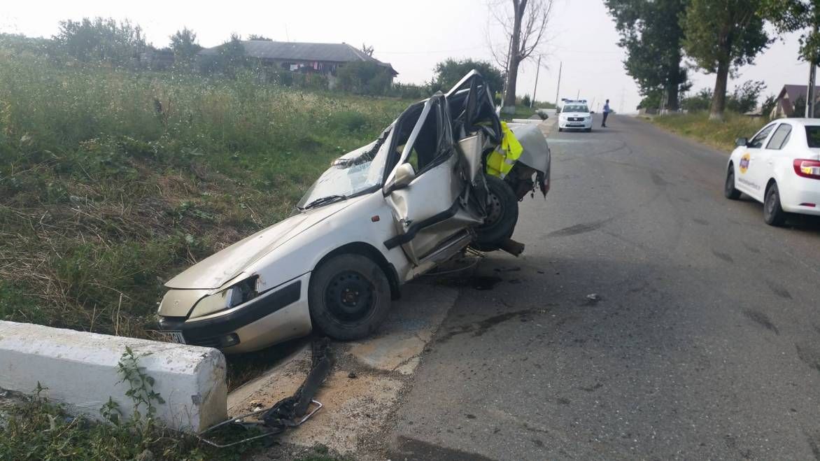 Accident grav, cu 5 răniţi, la Iaşi. Unul dintre şoferi schimba o roată: maşina, distrusă FOTO