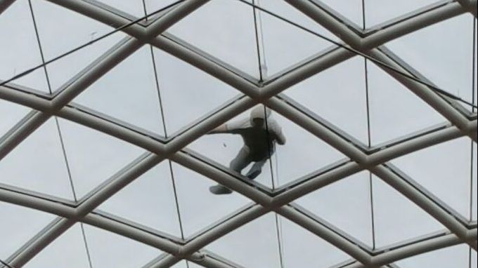 S-a trezit pe acoperișul unei clădiri, fără să știe cum a ajuns acolo. Ce a aflat apoi l-a speriat