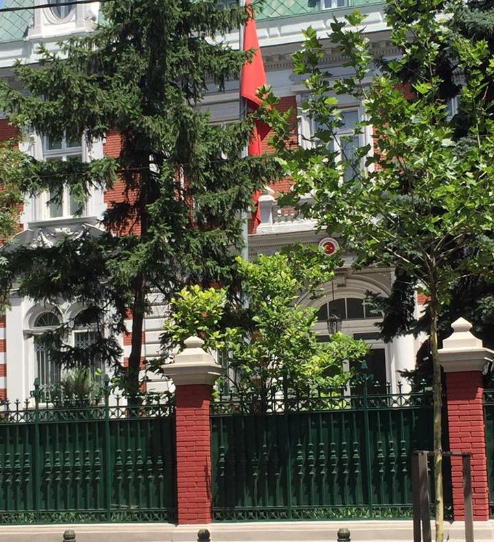 20 de oameni au protestat, în tăcere, în faţa Ambasadei Turciei: Suntem alături de cei care suferă