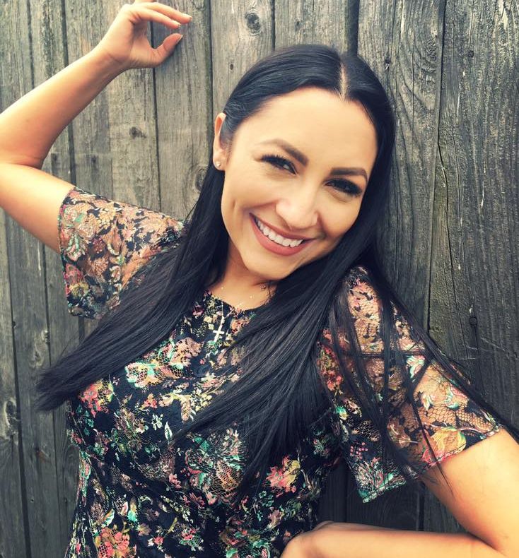 Andra îşi arată burtica de gravidă în 7 luni 