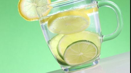 De ce lămâia pusă pe pahar îți pune sănătatea în pericol