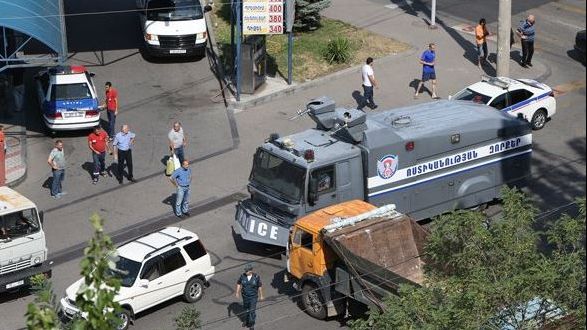 Criza ostaticilor din Armenia: Polițist împușcat mortal 