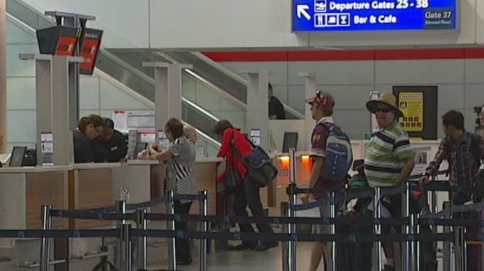 S-a dus la aeroport. La filtrul de securitate l-au pus să se descalţe şi toată lumea a avut un şoc!