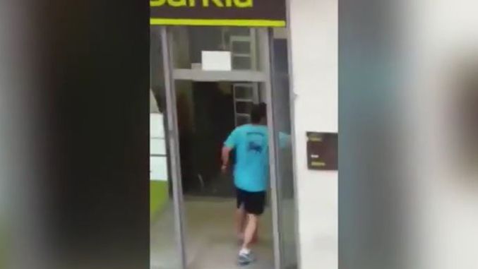 Ușa unei bănci comerciale s-a deschis brusc. Oamenii au încremenit când au văzut cine intră