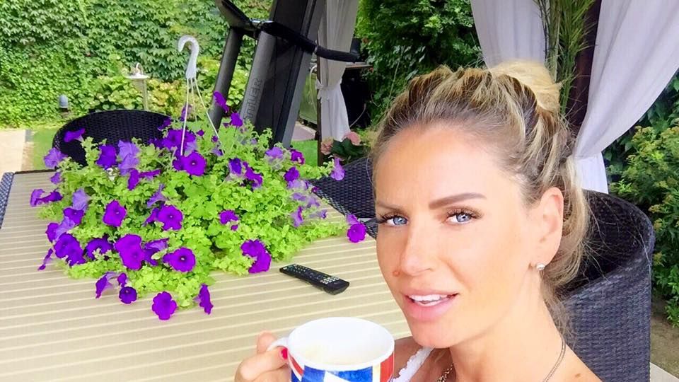 Andreea Bănică este cea mai sexy gravidă! A îmbrăcat într-o pereche de pantaloni foarte scurţi şi...