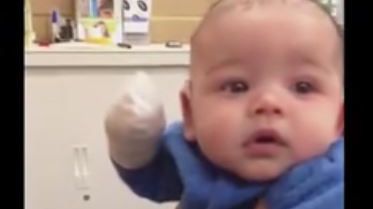 Imaginea care i-a făcut pe toți să plângă. Reacția unui copil când își aude mama prima dată