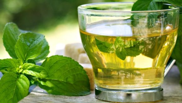 Leacuri neștiute, dar foarte eficiente! De ce e bine să bei vara ceai din busuioc