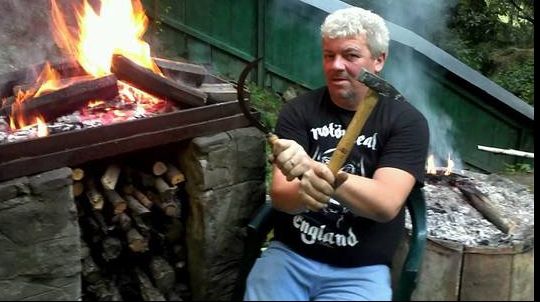 Liberalul care s-a fotografiat simulând o execuție ISIS, exclus din partid