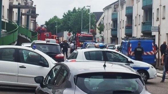 Teroriştii de la biserica din Normandia au oficiat o slujbă în arabă în jurul altarului şi au filmat