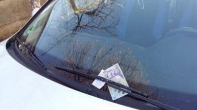 A lăsat 1000 de euro sub ştergătorul unei maşini din Deva şi a plecat. Ce a urmat l-a şocat
