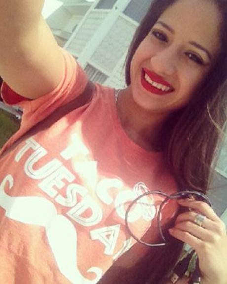 Femeia cu cea mai lungă limbă din lume. Nu poți să crezi ce face cu ea