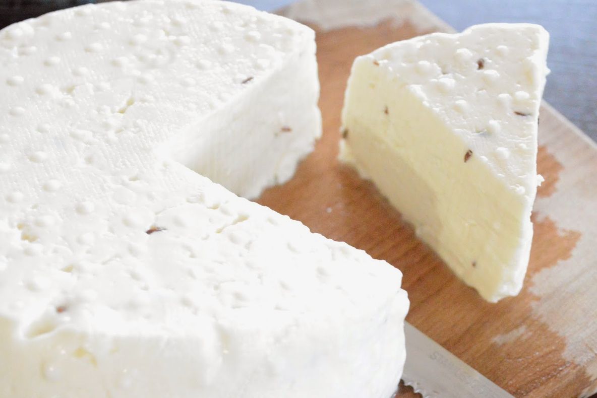 Nu mai pune brânza pe farfurii. Ce să faci ca să nu se strice repede