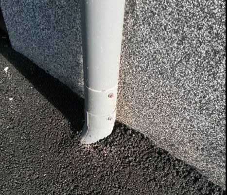 ”Dorel” loveşte din nou! A asfaltat burlanele de la case şi gurile de aerisire la gaze