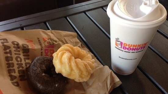 I-a cumpărat o gogoaşă şi o cafea unui cerşetor, înainte să plece femeia a primit un bilet 