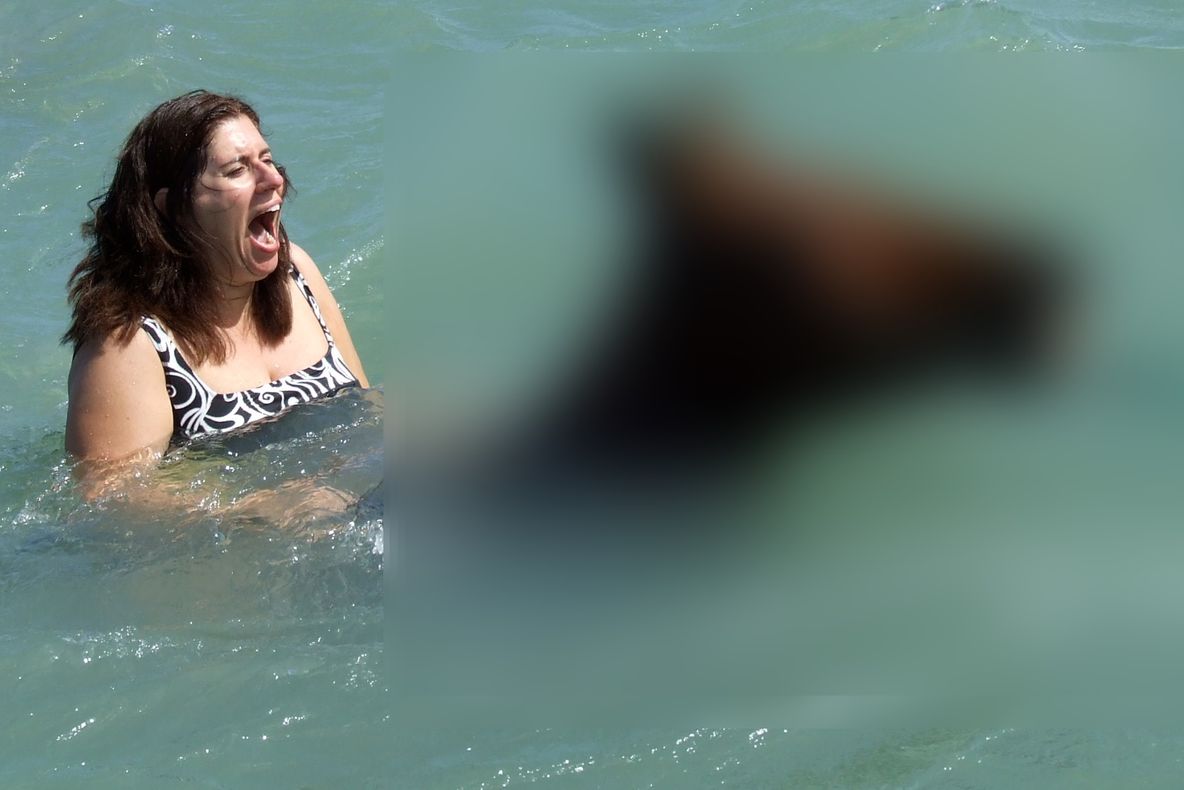 Această doamnă n-are ruşine.Cum a intrat în apă, la mare.Copiii au fugit din faţa ei.A venit poliţia