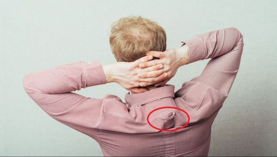 De ce au unele cămăși o gaică pe spate. Nu te-ai fi gândit niciodată la asta