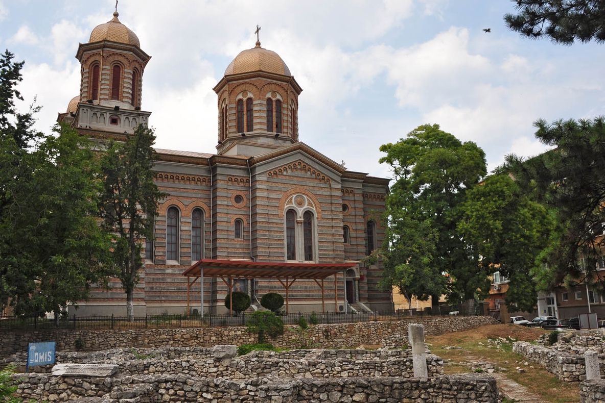 Pokemon Go. Ce au găsit nişte tineri în curtea Catedralei din Constanţa. Au rămas mască!