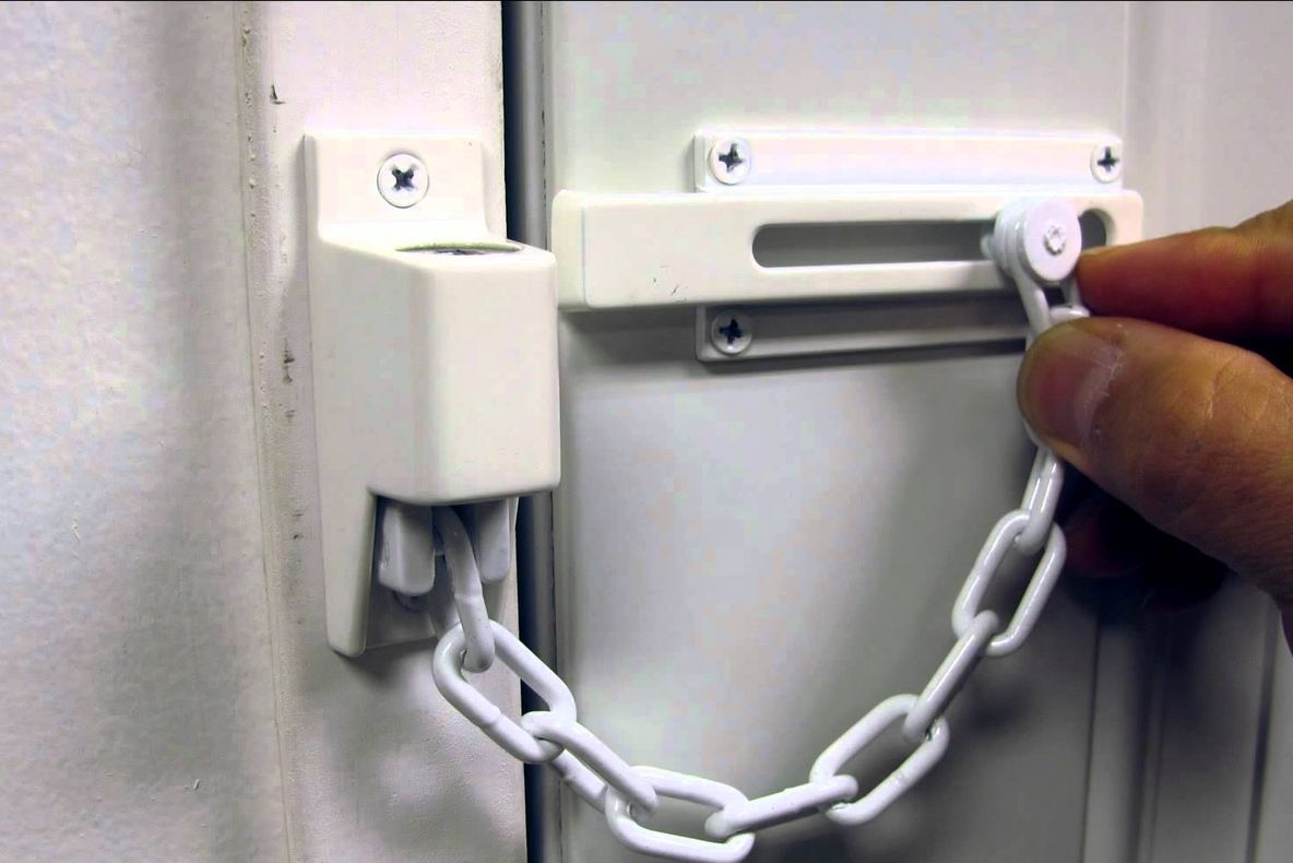 Atenţie! O femeie s-a trezit cu recuperatorii la uşă. Când a aflat ce se întâmplă, a înlemnit