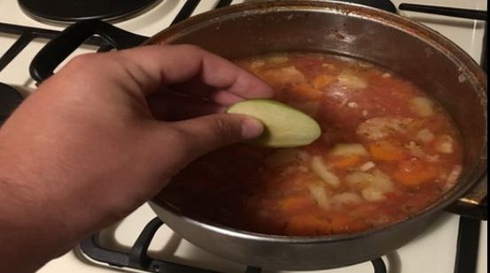 A pus o bucată de măr în ciorbă. Uimitor! Acest truc este folosit de marii bucătari