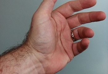 Premieră în România. Un bărbat, condamnat cu executare pentru că i-a dat o palmă peste fund unei femei