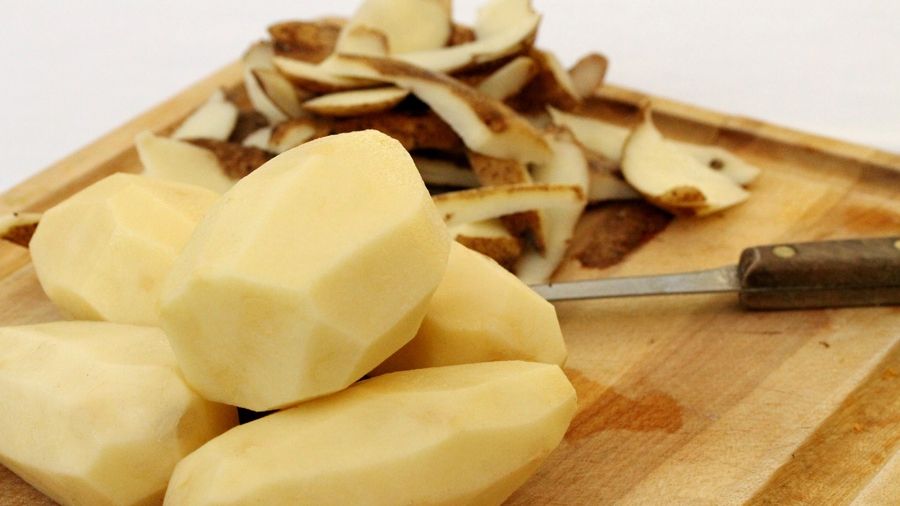 Trucuri simple şi foarte utile. De ce nu o să mai arunci la gunoi cojile de cartofi!