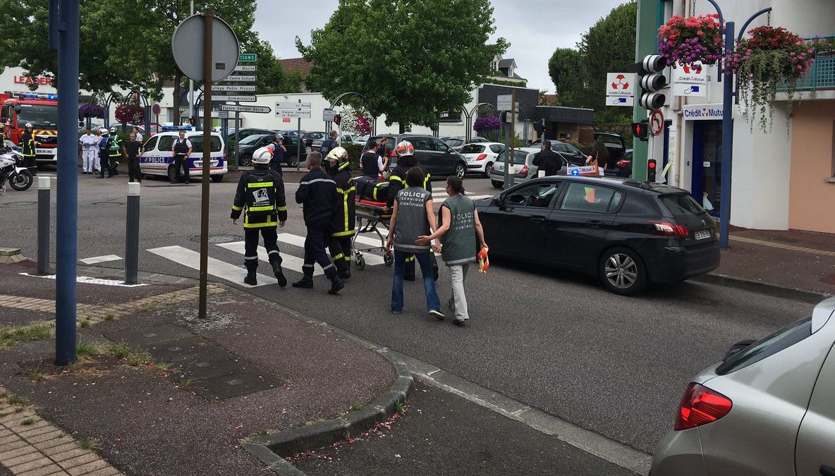 FRANȚA: Preot ucis într-un atac asupra unei biserici. Statul Islamic revendică atentatul