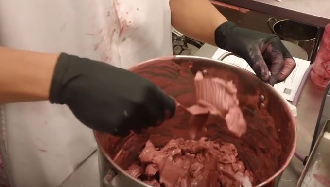 Cum se fac rujurile: imagini inedite dintr-o fabrică de cosmetice!