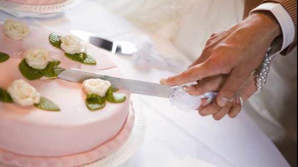 Are 71 de ani, dar s-a măritat cu un tânăr de 17. Cum arată cel mai ciudat cuplu din lume