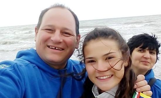 Fiica unor români plecaţi în Italia face senzaţie. Adolescenta, premiată de autorităţi!