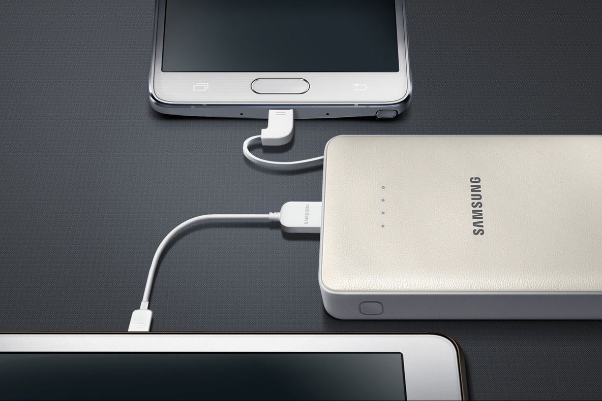 eMAG – Reduceri mari la acumulatorii externi. Cum se folosesc si de ce ai nevoie de ei in concediu