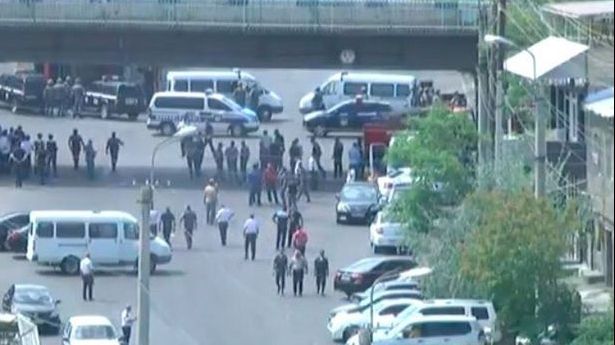 Luare de ostatici în Armenia. Atacatorii au ocupat sediul poliției din Erevan