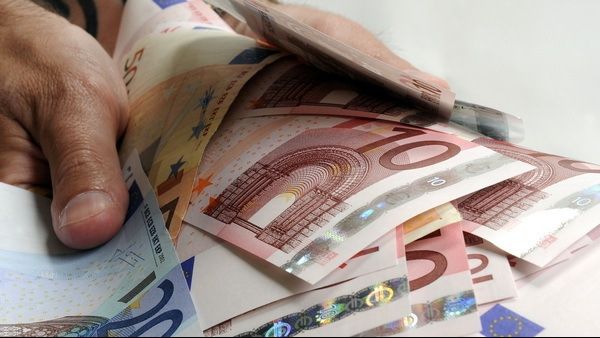Un gălăţean s-a certat cu vecinii şi a aruncat cu 1 000 de euro în ei. Urmarea, de neimaginat