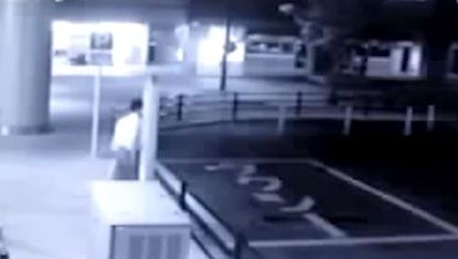 ”Arată ca o fantomă”. Ce au văzut polițiștii pe camerele de supraveghere de pe o stradă