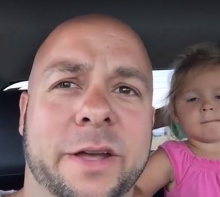 Şi-a dus copiii în parc, dar ce a văzut acolo l-a făcut să-i închidă în maşină.Ziua-n amiaza mare...