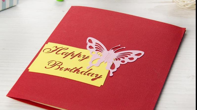 A găsit o felicitare veche în casă. Când a deschis-o, nu i-a venit să creadă. Ce scria pe ea