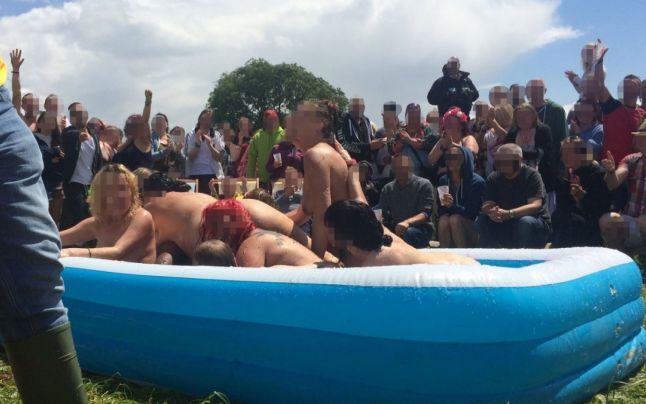 Orgii sexuale în aer liber într-o zonă rurală din UK. 700 de femei și bărbați i-au șocat pe săteni